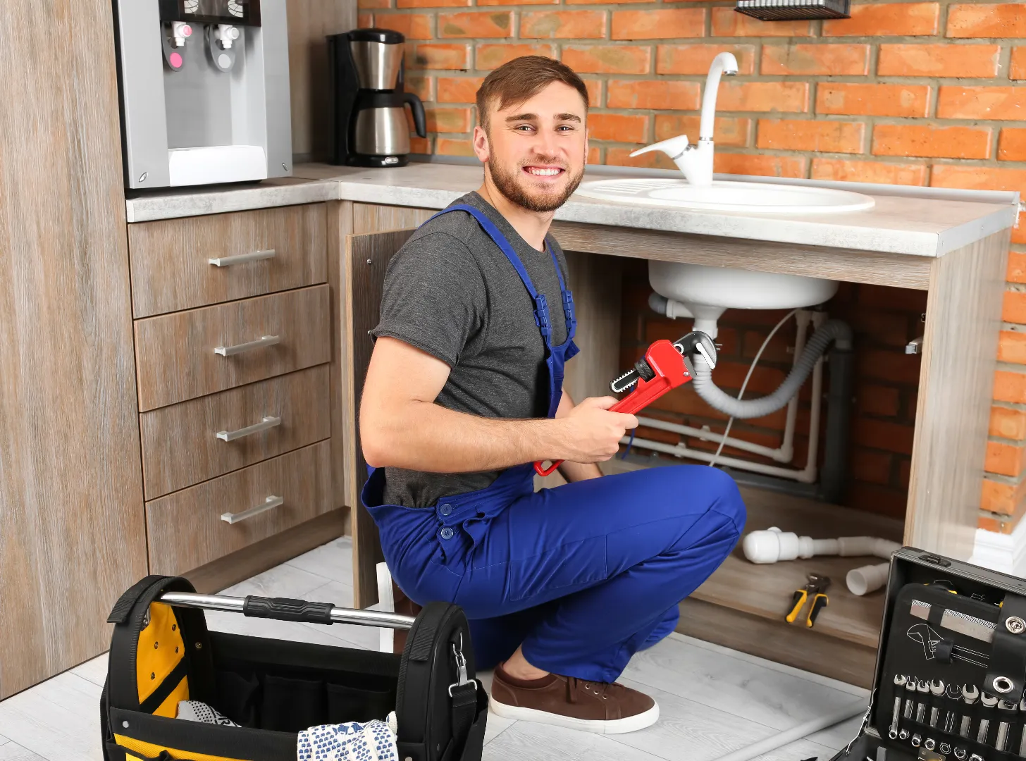 Licensed emergency plumber GTA responding to call